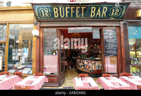 Le petit bar est un café traditionnel français situé dans le passage des Panoramas, l'un des plus anciens passages couverts à Paris. Banque D'Images