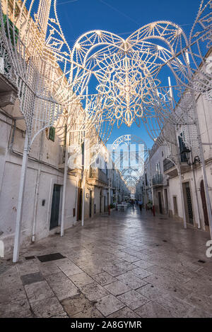 Ceglie Messapica, Italie - août 2019, 15 rue de la ville : avec lumières de fête et les gens qui marchent à la mi-août Banque D'Images