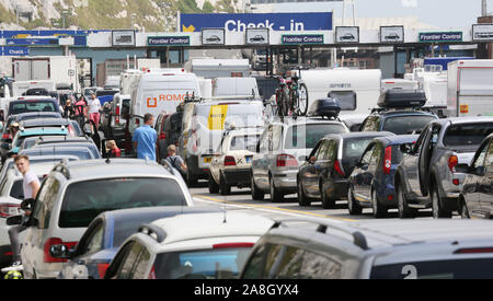 Les vacanciers et circulant en France retardé dans de longues files d'attente à la gare maritime du Port de Douvres en juillet 2016. Banque D'Images