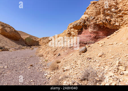 Vue sur la vallée et les montagnes colorées de Eilat Canyon rouge contre le bleu du ciel. Israël Banque D'Images