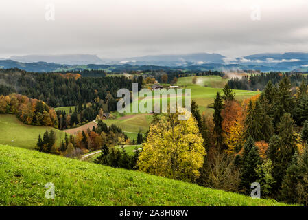 Paysage rural dans la vallée de l'Emmental en Suisse avec pâturages et une ferme Banque D'Images