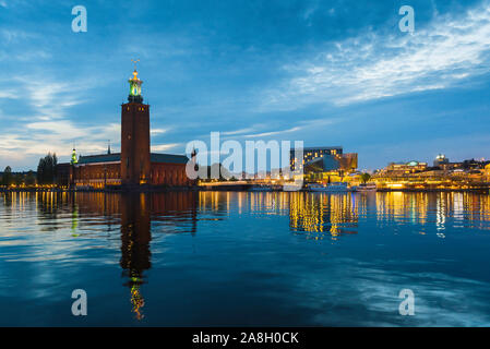 Toits de Stockholm, nuit d'été sur la vers la Riddarfjärden Kungsholmen (à gauche) et front de Norrmalm, le centre de Stockholm, en Suède. Banque D'Images