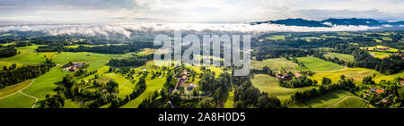 Bad Toelz antenne Alpes bavaroises. Le parcours de golf. Blomberg Mountain. Drone abattu avec certains matin, nuages dans le ciel Banque D'Images