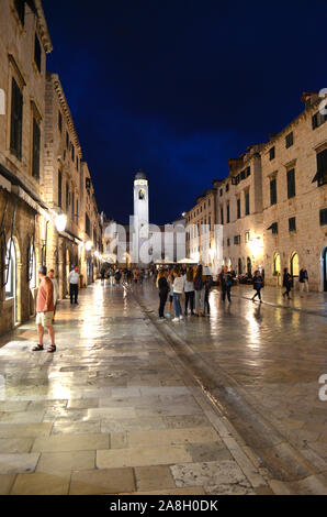 Dubrovnik / Croatie - 10-06-2015 - rue principale de nuit avec foule (personnes) dans la vieille ville (Forteresse Impériale) Banque D'Images