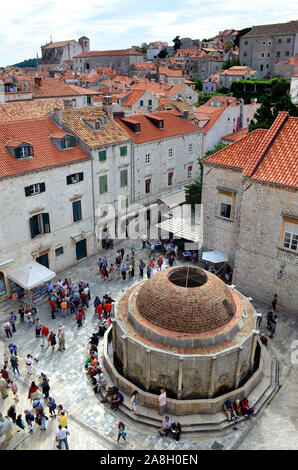 Dubrovnik / Croatie - 10-06-2015 - Vue aérienne de la grande fontaine avec Onofrios foule (personnes) dans la vieille ville (Forteresse Impériale) Banque D'Images