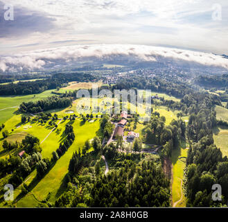 Bad Toelz antenne Alpes bavaroises. Le parcours de golf. Blomberg Mountain. Drone abattu avec certains matin, nuages dans le ciel Banque D'Images