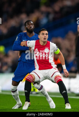 Londres, Royaume-Uni. 05Th Nov, 2019. Dusan Tadic Ajax et Chelsea's Fikayo Tomori au cours de l'UEFA Champions League match entre Chelsea et Ajax à Stamford Bridge, Londres, Angleterre le 5 novembre 2019. Photo par Andrew/Aleksiejczuk Premier Images des médias. Credit : premier Media Images/Alamy Live News Banque D'Images