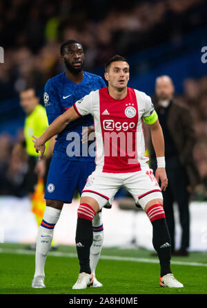 Londres, Royaume-Uni. 05Th Nov, 2019. Dusan Tadic Ajax et Chelsea's Fikayo Tomori au cours de l'UEFA Champions League match entre Chelsea et Ajax à Stamford Bridge, Londres, Angleterre le 5 novembre 2019. Photo par Andrew/Aleksiejczuk Premier Images des médias. Credit : premier Media Images/Alamy Live News Banque D'Images