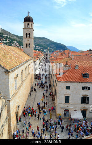 Dubrovnik / Croatie - 10-06-2015 - vue intérieure de la rue principale avec foule (personnes) dans la vieille ville (Forteresse Impériale) Banque D'Images