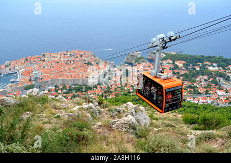 Antenne (vue panoramique) vue de téléphérique pour la vieille ville (vieux port) Forteresse Impériale Dubrovnik (Croatie) Banque D'Images