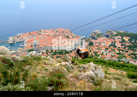 Antenne (vue panoramique) vue de téléphérique pour la vieille ville (vieux port) Forteresse Impériale Dubrovnik (Croatie) avec Tilt Shift (Effet miniature) Banque D'Images