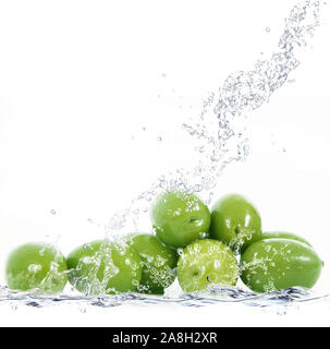 Olives fraîches de tomber dans l'eau pure Banque D'Images