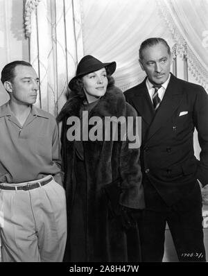 BUSTER KEATON Visiteur Set avec Louise Campbell et John Barrymore franc sur le plateau pendant le tournage de nuit SCANDALE CLUB 1937 directeur Ralph Murphy Paramount Pictures Banque D'Images