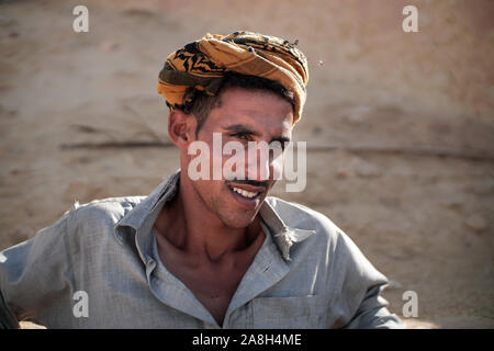 Un homme berbère amazigh typique de Siwa Oasis portant le thawb traditionnel et le foulard bédouin sur sa tête. Banque D'Images