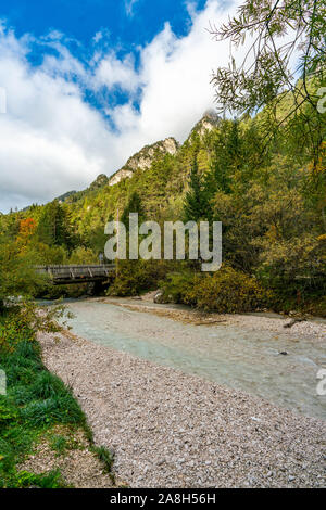 Belle vue de l'automne de l'Tschaminbach ruisseau de montagne près du parc naturel du Sciliar dans Weisslahnbad musée Rosengarten près de niveaux, Italie Banque D'Images