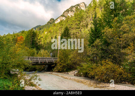 Belle vue de l'automne de l'Tschaminbach ruisseau de montagne près du parc naturel du Sciliar dans Weisslahnbad musée Rosengarten près de niveaux, Italie Banque D'Images