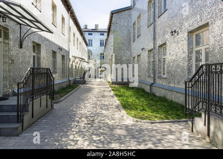 La ville polonaise de Lodz, rue intéressante avec miroir les bâtiments. Banque D'Images