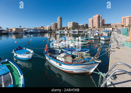 Les bateaux de pêche amarrés au port, Fuengirola, Costa del Sol, la province de Malaga, Andalousie, Espagne du sud. Banque D'Images