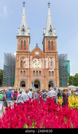 Ho Chi Minh Ville / Vietnam - 3 mars 2019 : Notre Dame Cathédrale Basilique de Saigon ou Cathédrale Basilique Notre Dame de l'Immaculée Conception. Banque D'Images