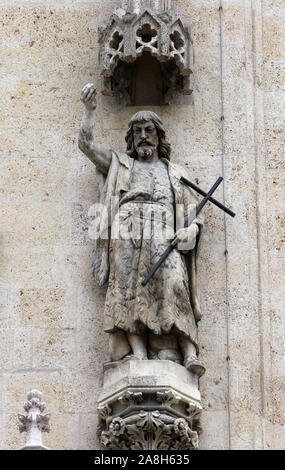 Statue de Saint Jean Baptiste sur la façade de la cathédrale de Zagreb Banque D'Images
