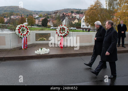 09 novembre 2019, la Thuringe, Großburschla : Volker Bouffier (CDU, l), premier ministre de la Hesse, et Bodo Ramelow (Die Linke), premier ministre de la Thuringe, à pied sur le pont de Werra à déposé des couronnes. Les gouvernements d'état de Thuringe et de Hesse célébrons 30 ans de la chute du Mur de Berlin sous la devise '30 ans de la chute du mur - nous vivons la liberté'. Photo : Swen Pförtner/dpa Banque D'Images