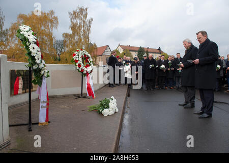 09 novembre 2019, la Thuringe, Großburschla : Volker Bouffier (CDU, l), premier ministre de la Hesse, et Bodo Ramelow (Die Linke), premier ministre de la Thuringe, se tenir sur le pont de Werra prévue des couronnes. Les gouvernements d'état de Thuringe et de Hesse célébrons 30 ans de la chute du Mur de Berlin sous la devise '30 ans de la chute du mur - nous vivons la liberté'. Photo : Swen Pförtner/dpa Banque D'Images