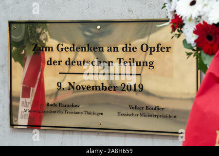 09 novembre 2019, la Thuringe, Großburschla : une plaque commémorative avec l'inscription "à la mémoire des victimes de la division allemande" peut être vu sur la Werra pont. Les gouvernements d'état de Thuringe et de Hesse célébrons 30 ans de la chute du Mur de Berlin sous la devise '30 ans de la chute du mur - nous vivons la liberté'. Photo : Swen Pförtner/dpa Banque D'Images