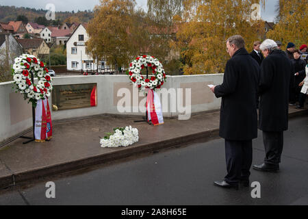 09 novembre 2019, la Thuringe, Großburschla : Volker Bouffier (CDU, r), premier ministre de la Hesse, et Bodo Ramelow (Die Linke), premier ministre de la Thuringe, se tenir sur le pont de Werra prévue des couronnes. Les gouvernements d'état de Thuringe et de Hesse célébrons 30 ans de la chute du Mur de Berlin sous la devise '30 ans de la chute du mur - nous vivons la liberté'. Photo : Swen Pförtner/dpa Banque D'Images