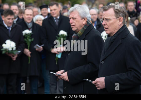 09 novembre 2019, la Thuringe, Großburschla : Volker Bouffier (CDU, l), premier ministre de la Hesse, et Bodo Ramelow (Die Linke), premier ministre de la Thuringe, sont debout sur le pont de Werra avec une chanson à la pose de la couronne. Les gouvernements d'état de Thuringe et de Hesse célébrons 30 ans de la chute du Mur de Berlin sous la devise '30 ans de la chute du mur - nous vivons la liberté'. Photo : Swen Pförtner/dpa Banque D'Images