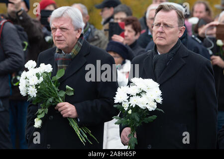 09 novembre 2019, la Thuringe, Großburschla : Volker Bouffier (CDU, l), premier ministre de la Hesse, et Bodo Ramelow (Die Linke), premier ministre de la Thuringe, se tenir sur le pont de Werra de fleurs pendant la pose de la couronne. Les gouvernements d'état de Thuringe et de Hesse célébrons 30 ans de la chute du Mur de Berlin sous la devise '30 ans de la chute du mur - nous vivons la liberté'. Photo : Swen Pförtner/dpa Banque D'Images