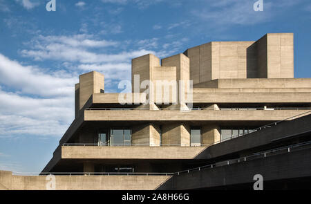 Londres, Royaume-Uni - 17 Février 2007 : Royal National Theatre (conçue par Sir Denys Lasdun) vu de Waterloo Bridge. Exemple d'un brutalisme Banque D'Images