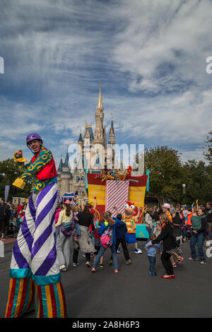 Orlando, Floride, USA-Décembre 11,2014:caractère principale de Disney Minnie Parade fête surprise sur la rue Main à Magic Kingdom à Walt Disney World. Banque D'Images