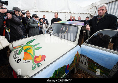 09 novembre 2019, la Thuringe, Großburschla : Volker Bouffier (CDU, r), premier ministre de la Hesse, et Bodo Ramelow (Die Linke), premier ministre de la Thuringe, se tenir à côté d'un vieux Trabbi. Les gouvernements d'état de Thuringe et de Hesse célébrons 30 ans de la chute du Mur de Berlin sous la devise '30 ans de la chute du mur - nous vivons la liberté'. Photo : Swen Pförtner/dpa Banque D'Images