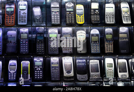 Vieux téléphones mobiles sur un marché de technologies showcase. Les téléphones cellulaires à partir du début des années 2000. Banque D'Images