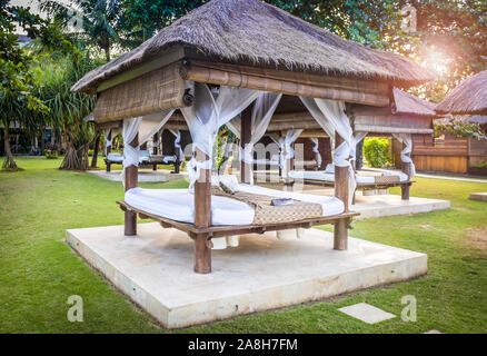 Relaxation balinais hut à Nusa Dua, Indonésie côte Banque D'Images