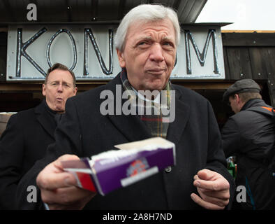 09 novembre 2019, la Thuringe, Großburschla : Volker Bouffier, CDU (M), premier ministre de la Hesse, et Bodo Ramelow (Die Linke), premier ministre de la Thuringe, mangent Halloren balles en face d'un marché de consommation spécialement mis en place. Les gouvernements d'état de Thuringe et de Hesse célébrons 30 ans de la chute du Mur de Berlin sous la devise '30 ans de la chute du mur - nous vivons la liberté'. Photo : Swen Pförtner/dpa Banque D'Images