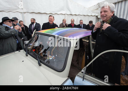 09 novembre 2019, la Thuringe, Großburschla : Volker Bouffier (CDU, r), premier ministre de la Hesse, et Bodo Ramelow (Die Linke), premier ministre de la Thuringe, se tenir à côté d'un vieux Trabbi. Les gouvernements d'état de Thuringe et de Hesse célébrons 30 ans de la chute du Mur de Berlin sous la devise '30 ans de la chute du mur - nous vivons la liberté'. Photo : Swen Pförtner/dpa Banque D'Images