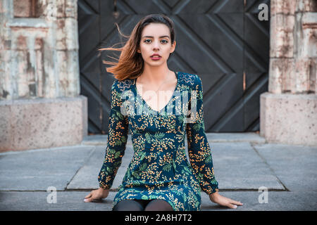 Belle albanaise skinny girl posing et montrant l'ornement bleu orange dress Banque D'Images