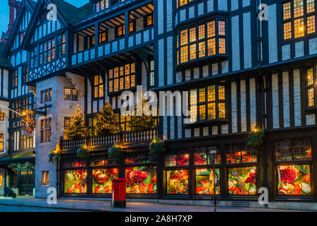 LONDON - 09 NOVEMBRE 2019 : Liberty's, magasin de luxe ouvert en 1875 dans la région de Great Marlborough Street, dans le West End de Londres est décoré pour Banque D'Images