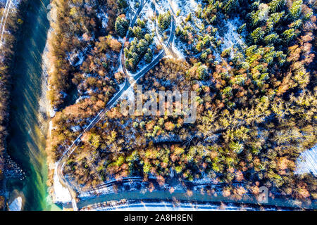 La photographie d'un drone aérien rivière et forêt en hiver Alpes Brauneck Isar Bavière Banque D'Images