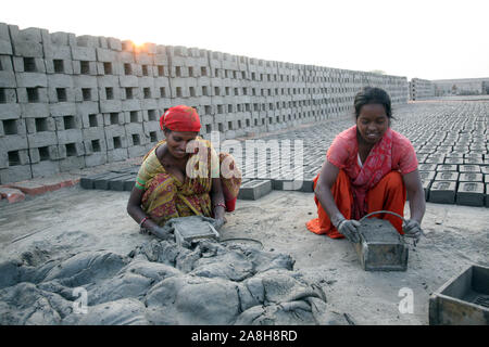 Préparation de briques dans un four en briques dans Sarberia, West Bengal, India Banque D'Images