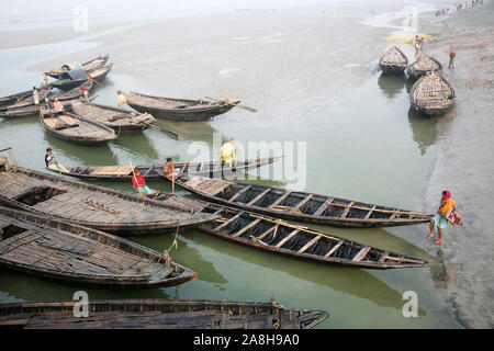 Un bateau en bois traverse la rivière Matla à Canning Town, dans le Bengale occidental, en Inde Banque D'Images