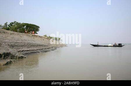 Bateau de pêche traditionnel dans le delta du Gange dans la jungle des Sundarbans National Park en Inde Banque D'Images