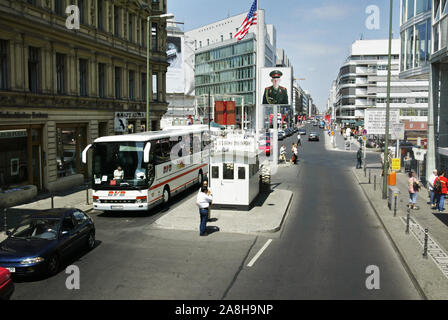 De tourisme de photographie à Checkpoint Charlie, Berlin, qui a été l'un des plus célèbres des frontières entre l'Est et l'ouest de Berlin entre 1945 et 1990. Checkpoint Charlie (ou point de contrôle 'C') était le nom donné par les alliés occidentaux de la plus connue au point de passage du mur de Berlin entre Berlin Est et Berlin Ouest pendant la guerre froide (1947-1991).Photo Jeppe Gustafsson Banque D'Images