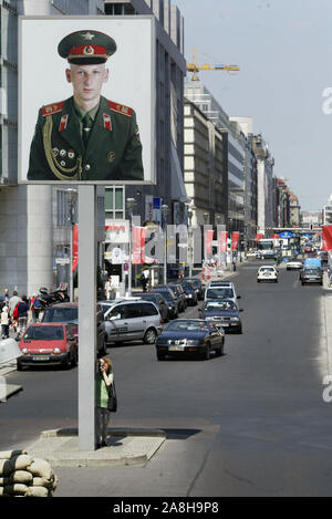 De tourisme de photographie à Checkpoint Charlie, Berlin, qui a été l'un des plus célèbres des frontières entre l'Est et l'ouest de Berlin entre 1945 et 1990. Checkpoint Charlie (ou point de contrôle 'C') était le nom donné par les alliés occidentaux de la plus connue au point de passage du mur de Berlin entre Berlin Est et Berlin Ouest pendant la guerre froide (1947-1991).Photo Jeppe Gustafsson Banque D'Images