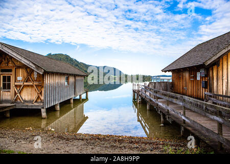 Station balnéaire pittoresque du lac Schliersee sur une journée ensoleillée avec ciel bleu en Bavière, Allemagne Banque D'Images