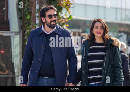 Barcelone, Espagne - 9 novembre, 2019 : Candidat à l'espagnol de gouvernement lors des élections de demain de Ines Arrimadas center-winged Ciudadanos parti politique comptant une promenade sur le bord de mer de Barcelone avec son mari au cours de la journée de réflexion politique/silence électoral. L'Espagne va répéter des élections générales du 10 novembre. Arrimadas, qui est contre l'indépendance, a été le plus voté pour le Parlement Catalan Né en 2017, maintenant elle est en marche pour le congrès de Madrid. Dino/Geromella Crédit : Alamy Live News Banque D'Images