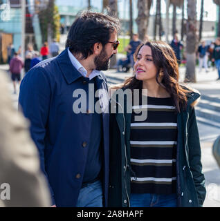 Barcelone, Espagne - 9 novembre, 2019 : Candidat à l'espagnol de gouvernement lors des élections de demain de Ines Arrimadas center-winged Ciudadanos parti politique comptant une promenade sur le bord de mer de Barcelone avec son mari au cours de la journée de réflexion politique/silence électoral. L'Espagne va répéter des élections générales du 10 novembre. Arrimadas, qui est contre l'indépendance, a été le plus voté pour le Parlement Catalan Né en 2017, maintenant elle est en marche pour le congrès de Madrid. Dino/Geromella Crédit : Alamy Live News Banque D'Images