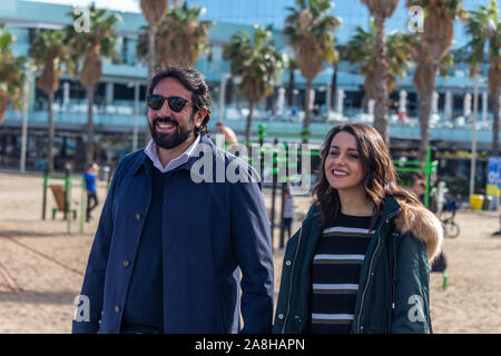 Barcelone, Espagne - 9 novembre, 2019 : Candidat à l'espagnol de gouvernement lors des élections de demain de Ines Arrimadas center-winged Ciudadanos parti politique comptant une promenade sur le bord de mer de Barcelone avec son mari au cours de la journée de réflexion politique/silence électoral. L'Espagne va répéter des élections générales du 10 novembre. Arrimadas, qui est contre l'indépendance, a été le plus voté pour le Parlement Catalan Né en 2017, maintenant elle est en marche pour le congrès de Madrid. Dino/Geromella Crédit : Alamy Live News Banque D'Images