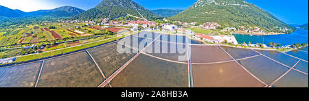 Ville de Ston bay et champs de sel vue panoramique aérienne, Peljesac, région de Croatie Dalmatie Banque D'Images